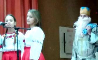 Студент Краєвський І. у ролі Св. Миколая на загальношкільному святі.